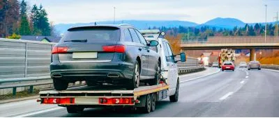 Auto wird auf einem Hänger abgeholt